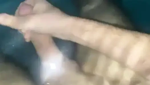 Seksi genç oğlan büyük yarağıyla oynuyor