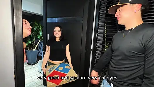 Zwei schöne kolumbianische mädchen bestellen pizza-lieferung. Sie bezahlen den Service mit einem dreier-fick!