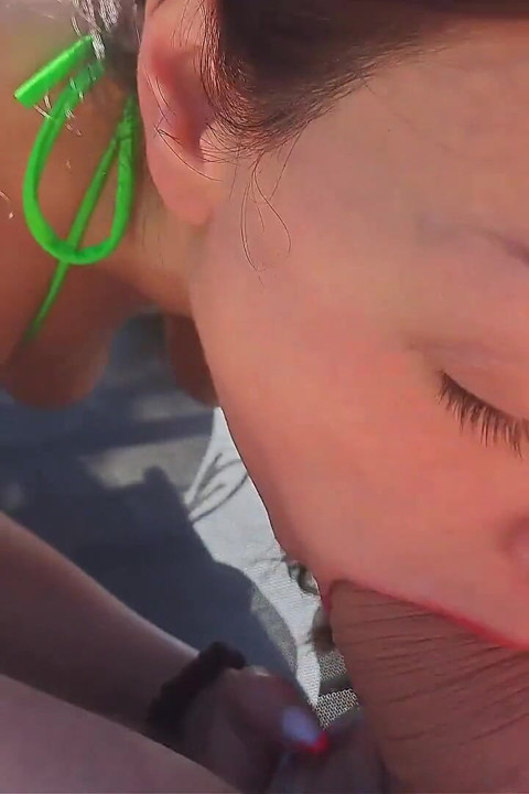 Velký péro kouření u bazénu. Amatérské sperma v ústech POV