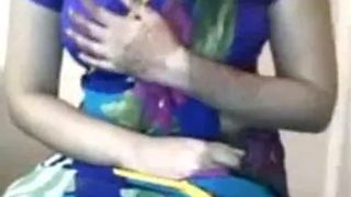 Rohi Babhi indienne se masturbe et baise vêtue d'un sari - gros seins