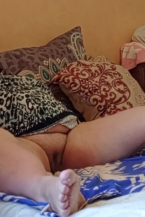 Girlfriend with Big Pussy Masturbates with Toys