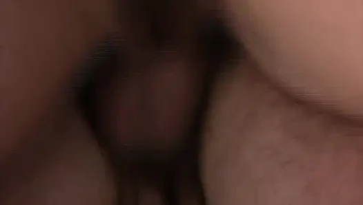 Она лежит голой на пляже, пока он наблюдает за ней