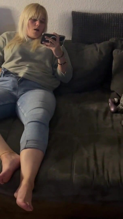 Masturbacija na kauču porno gledajući intenzivne orgazme intenzivne mokre pičke plavuše solo drhtave twitch stenjajuće mokre | Klip 1