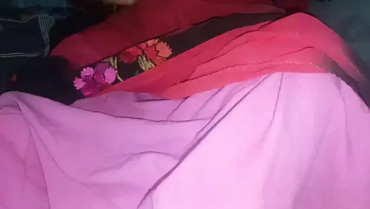 İlk kez sıkı amcık şişeyle parmaklıyor