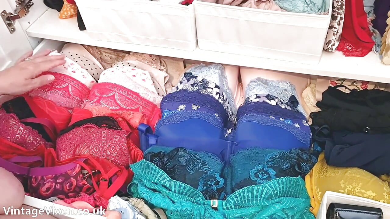 Hjälp styvAunt Jane att välja en behå för sina stora hängande bröst för dig och onanera när denna mogna BBW fusk hemmafru sitter på din F
