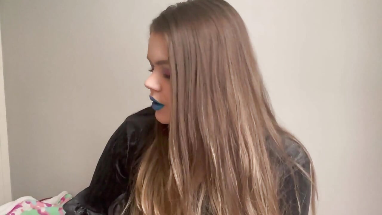 Perokok seksi dengan lipstik biru