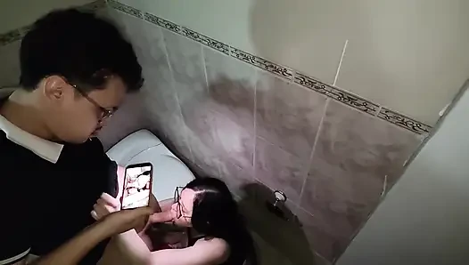 Beginilah Caranya Sepupu Tiriku Menggenggamku Di Toilet.