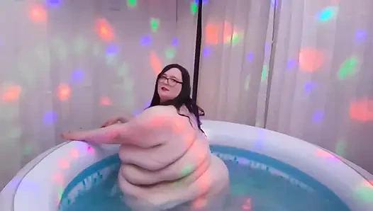 İri güzel kadın ssbbw fupa bod ile götünü sallıyor