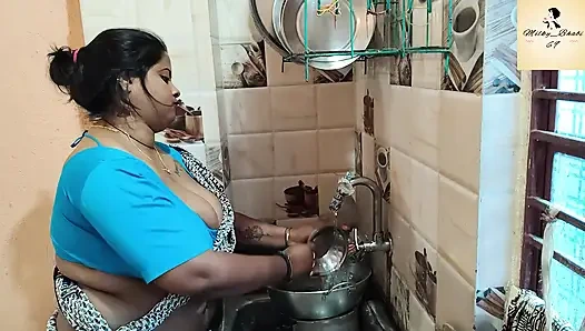 KHANA BANANE WALI KO MALIK NE KITCHEN ME CHOD DALA MALKIN KE NA REHNE PER