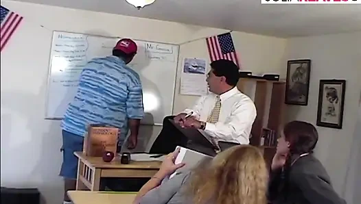 Gadis hot ini lagi asik fingering memek sempitnya sambil merintih keenakan