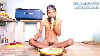 セクシーなスリムなボディrajeshplayboy993バナナを食べる。細いハンサムな顔の少年。