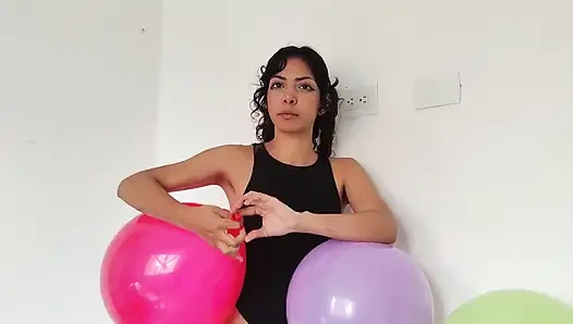 Миниатюрная латина-безудержная получает красочный массаж с шариком
