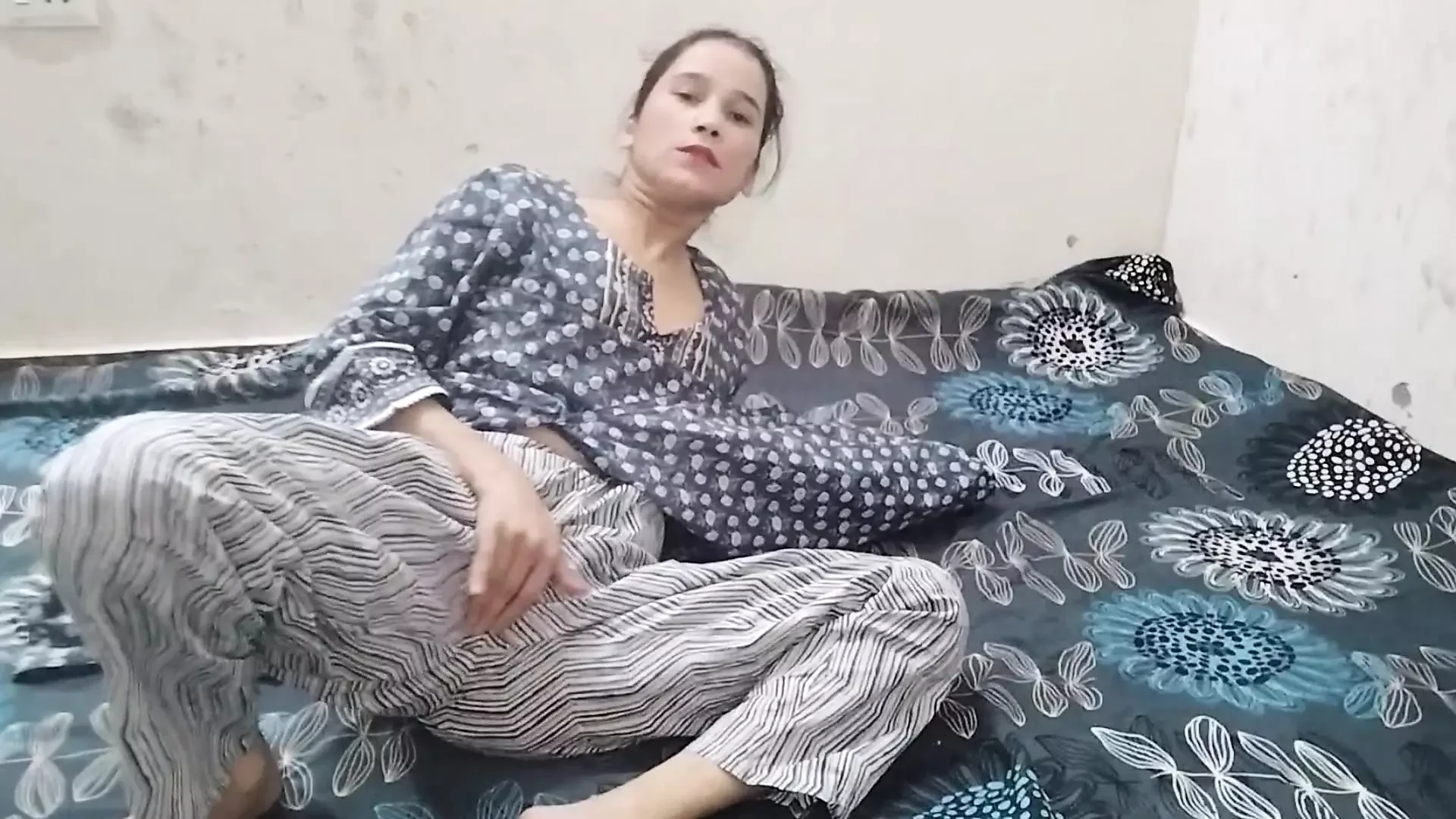 Soyi hui step sister ko paise dekar jabar dasti chod diya