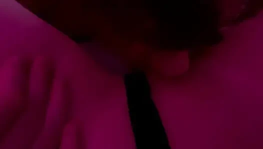 Интимный момент настоящей пары под красным светом