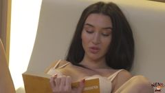 Sexy Studentin leckt Muschi, während sie sich auf die Prüfung vorbereitet