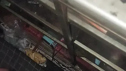 Her yerde yarağı emiyor ve ağzından çıkıyor