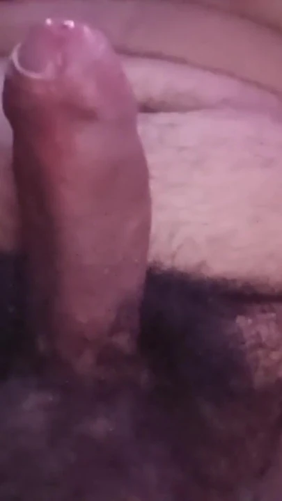 亚洲男孩通过把东西插入他的菊花并自慰来弄脏自己 | 短片 1