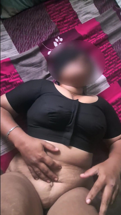 Gospodină desi sexy în bluză neagră futută tare și pizdă umplută cu spermă
