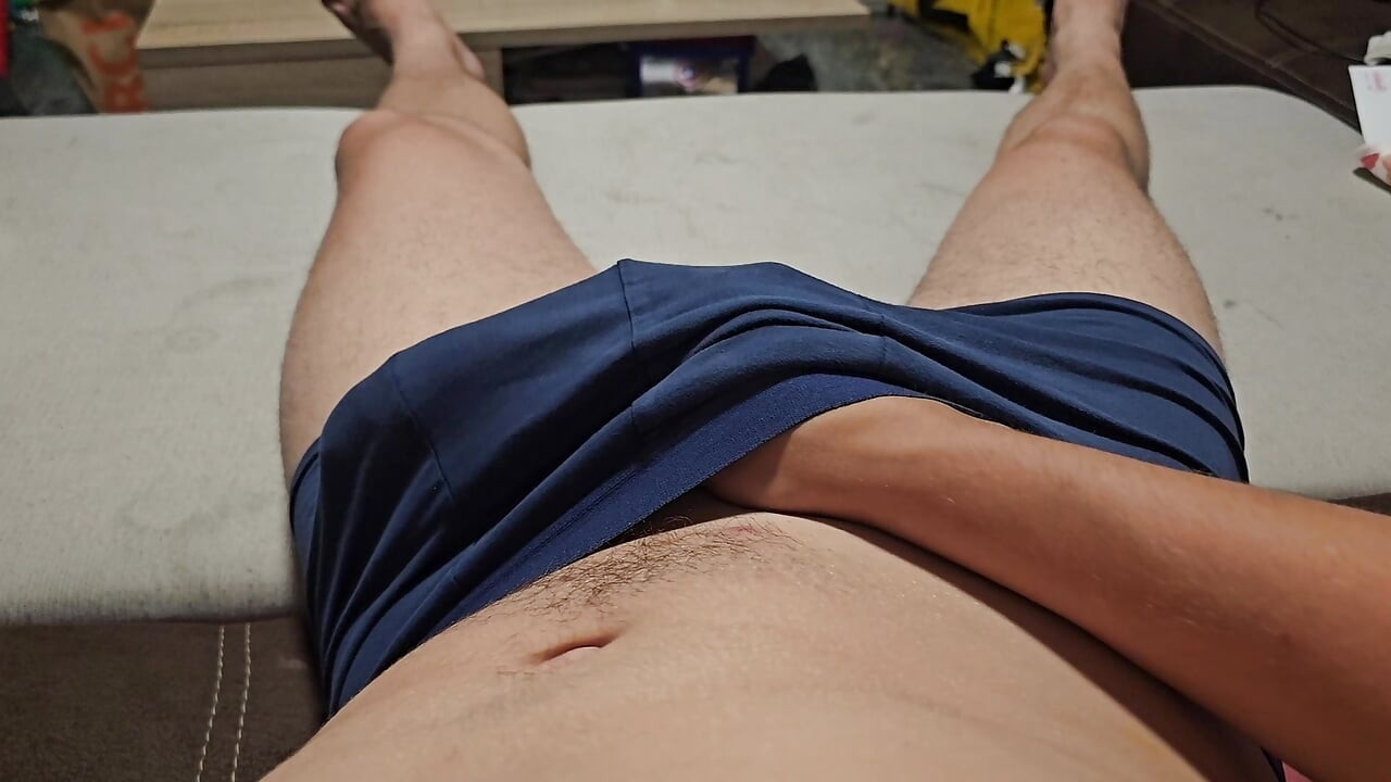 Junge amateurin streichelt langsam - precum durch unterwäsche, volle ladung vor der kamera