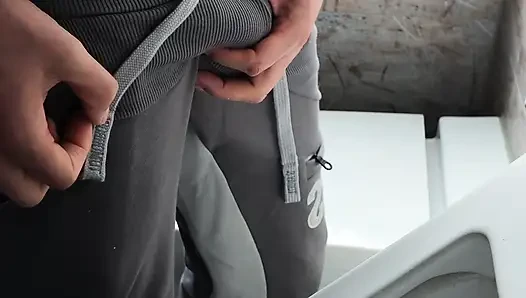 Sünnet derisi ile xl yarakla büyük sidik, pisua banyosunda kesilmemiş
