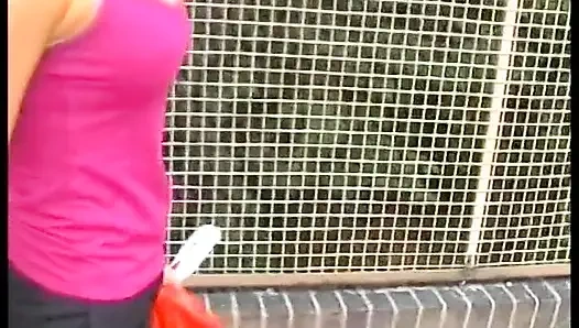 Волосатая телочка-блондинка наполняет свою киску морковкой на улице