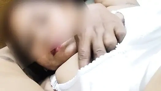 Müslüman seema hindu erkek arkadaşının yarağını emmek için kocasını aldatıyor