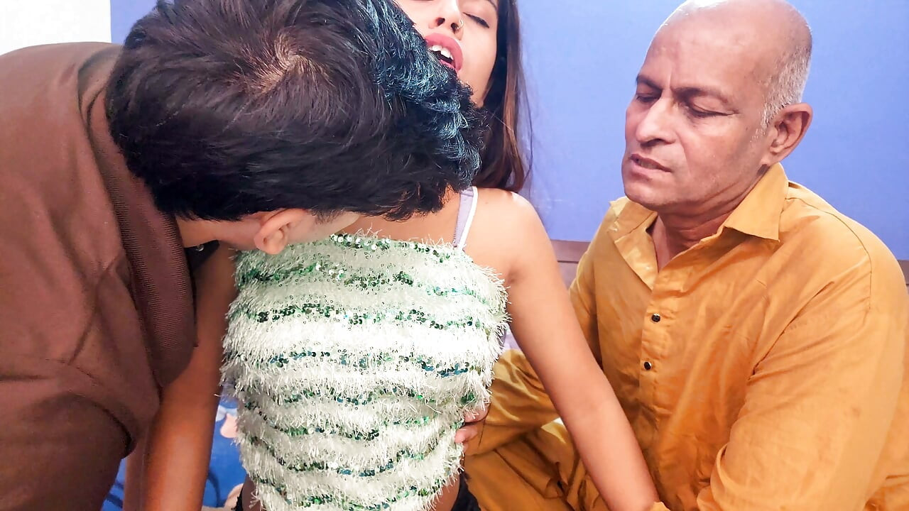 Video romántico de trío indio, el suegro folló con la novia del hijo adoptivo, romance y sexo hardcore