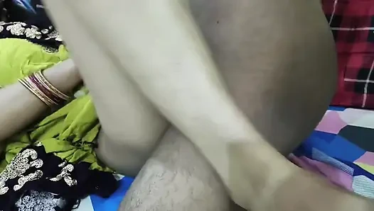 Indische bhabhi in zimmer von 18-jährigem stiefsohn beim sex