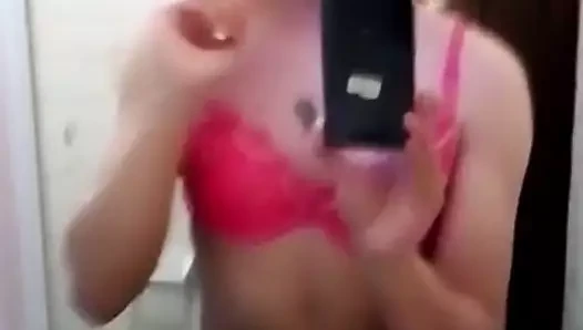 Aine - Feliz vestida de chica