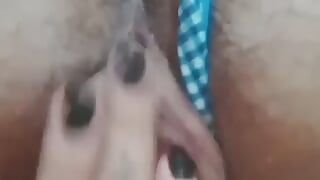 Фембой волосатый пухлый транс с пиздой Bussy мастурбирует в любительском видео в трусиках, пишет на теле соло