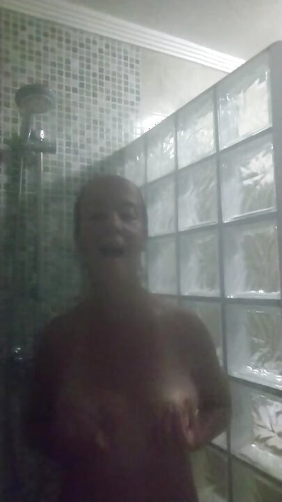 Jugando en la ducha muy caliente