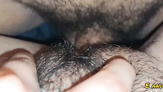 Meine stieftochter lässt mich mit ihrer muschi spielen, wenn wir fernsehen