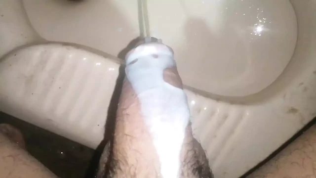 Handjob bathroom saban lga ker muth mari desi big cock squirt boy in bathroom Pakistani