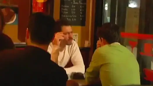Güzel götlü piliç kanepede ateşli yarağa biniyor