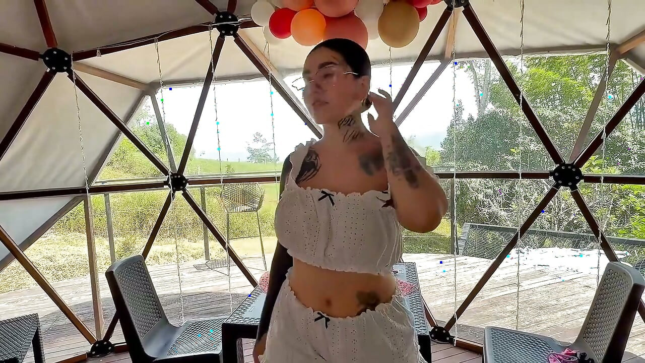 幸运的服务员操着我紧致湿润的阴道, 直到他在独家豪华裤里射精