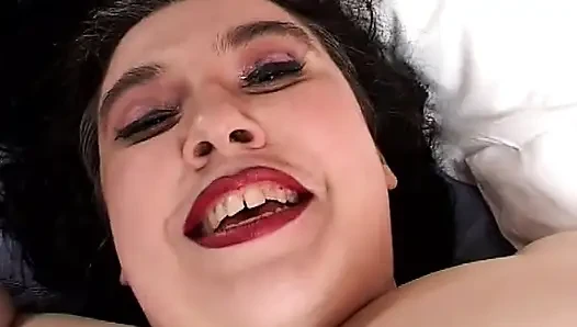 Tıknaz esmer tek başına seksin tadını çıkarıyor