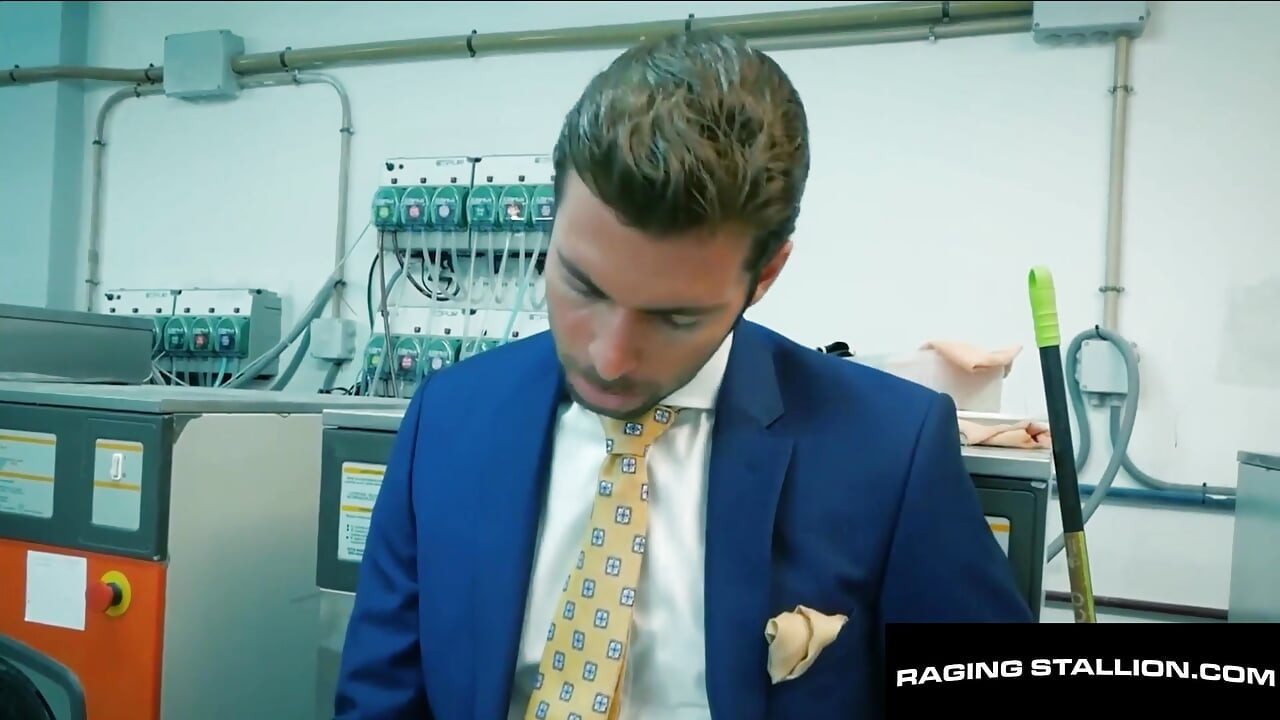 RAGING STALLION - Le desabrochó el cinturón - Le desaté el infierno en el culo
