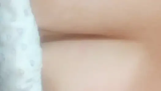 Freundin fickt zu hause versehentlicher creampie drinnen