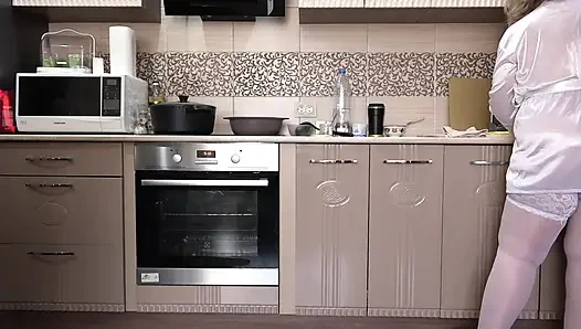 Külotsuz olgun bir eş bana kahvaltı yapıyor. Ve ev kamerası izliyor. Chubby Perde Arkasında