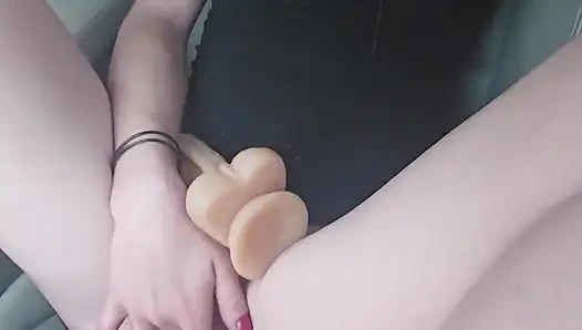 Süße blonde dildo fickt ihre muschi, während ihr Über-fahrer zuschauen muss