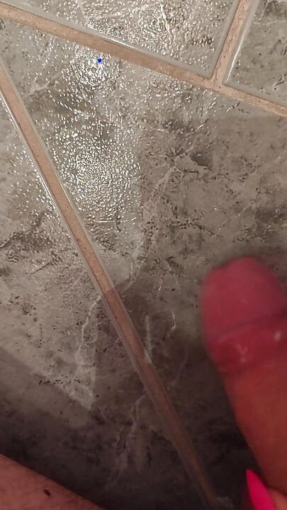 Pembe tırnaklarımla fışkırtıyor
