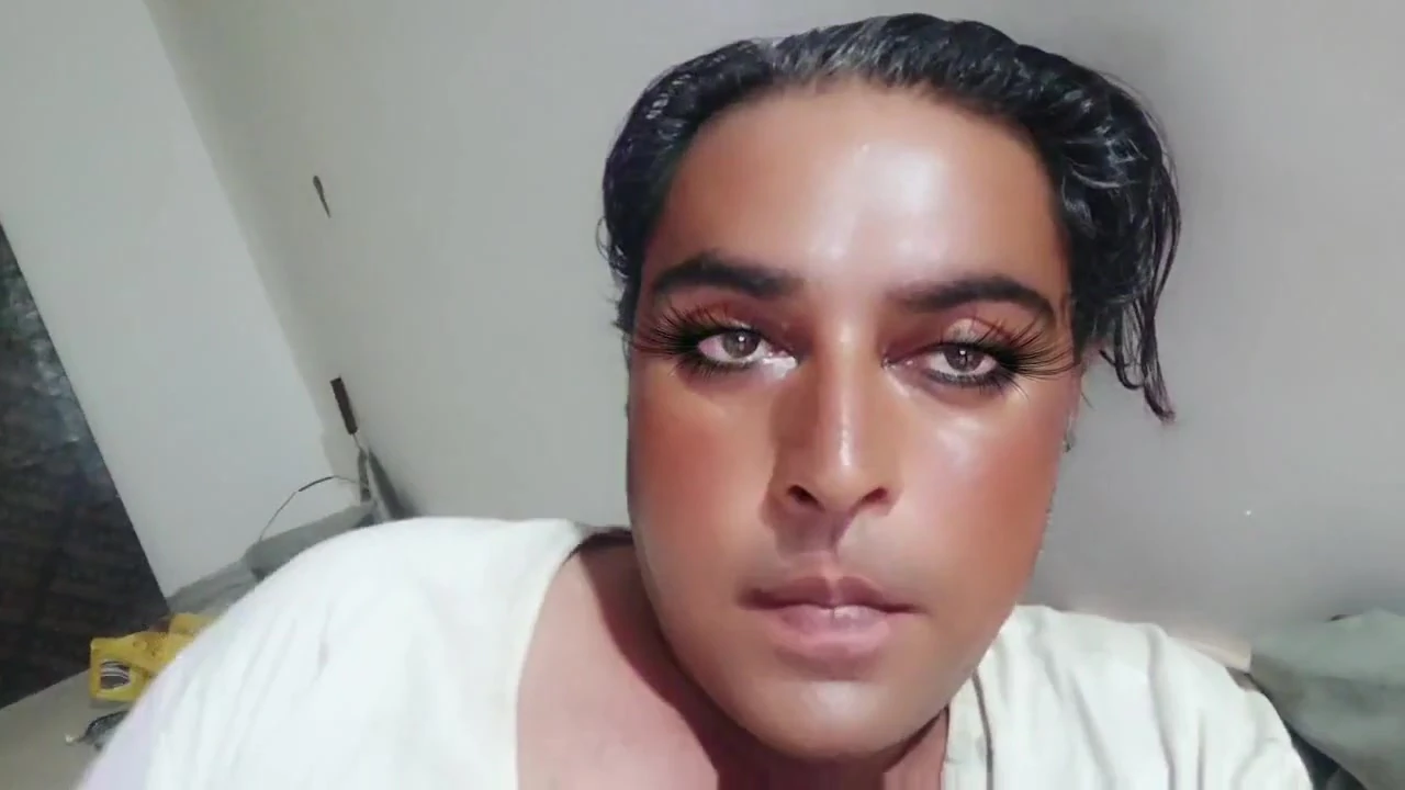Güzel bubly butt evde tek başına