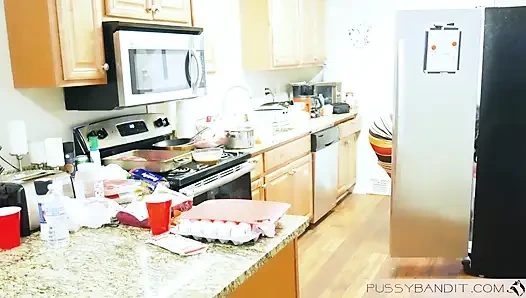 Karımın en iyi arkadaşını sikiyorum