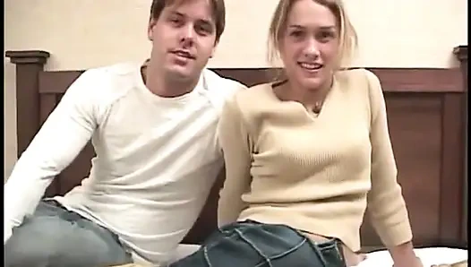 Küçük memeli esmer kadın sert bir yarağın tadını çıkarıyor