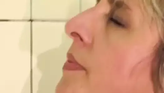 Une Allemande déjantée se fait pisser dessus et baiser dans la salle de bain par une longue bite