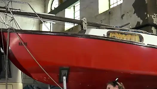 Сексуальная горничная трахается в киску в позе публичный секс... сперма в рот