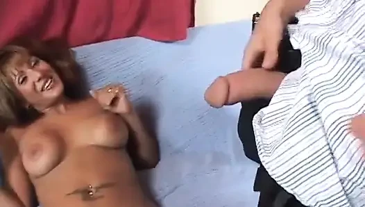 Schöne MILF mit riesigen titten zeigt ihr erstaunliches sexuelles können