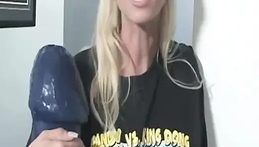 Reife blonde MILF leckt schwanz und teilt sperma