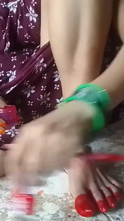 Indian bhabhi applies color to hear legs Indian desi bhabhi | Clip 1