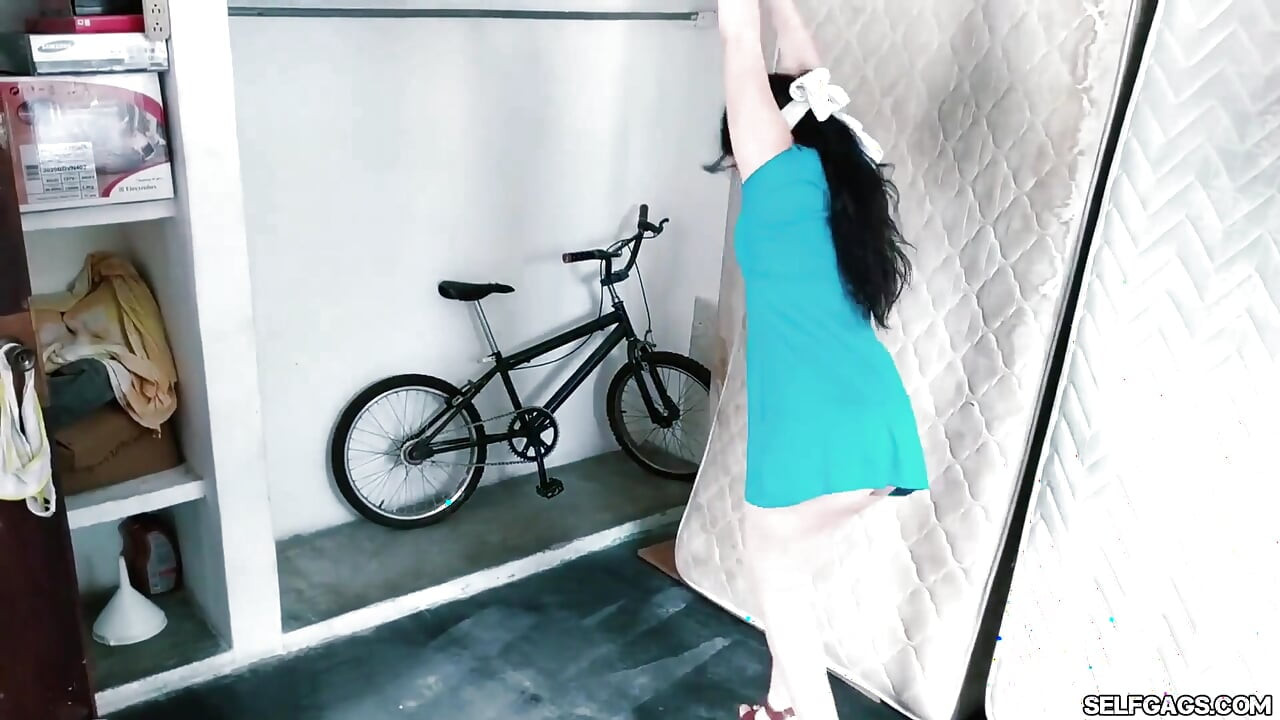 Menina da festa amarrada no Sótão